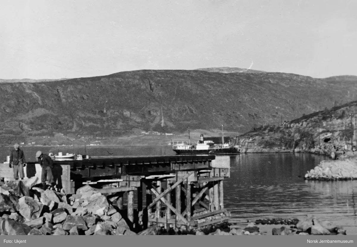 Anlegget Mosjøen-Mo i Rana : bygging av båtundergang i Holandsvika, pel 1092
