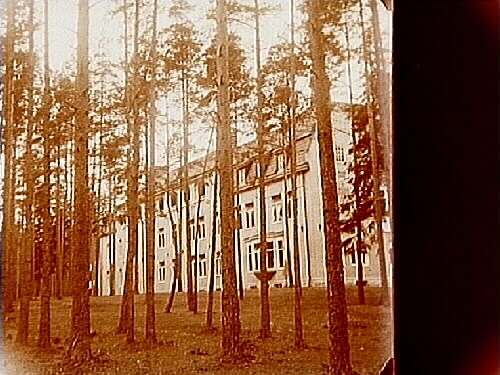 Adolfsbergs Sanatorium, tvåvånings sanatoriebyggnad med inredd vind.
Stereofotografi.