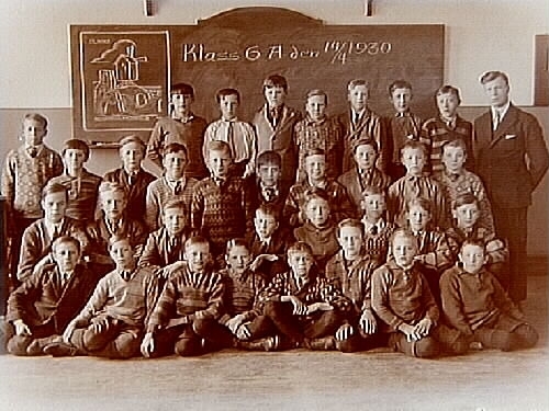 Olaus Petriskolan, klassrumsinteriör, 33 skolpojkar med lärare H. Erlandsson, sal 26, klass 6a.