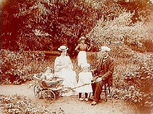 Familj 5 personer.
Ernst A. Eriksson