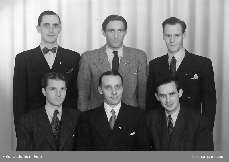 Tennisklubbens styrelse 1949 stående Lauren, O. Christensson 3__4__, sittande Henry Lagerholm, Meyer Tinggren, Tomas Flink.