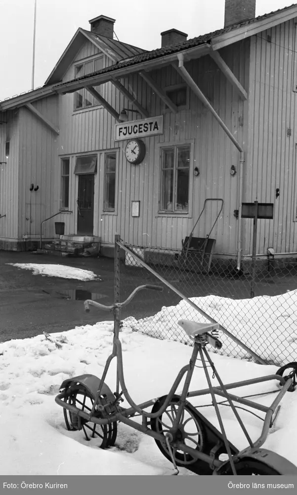 Fjugesta station 11 april 1970
.
Cykeldressinen i förgrunden kan vara tillverkad vid Fjugesta maskinfabrik.