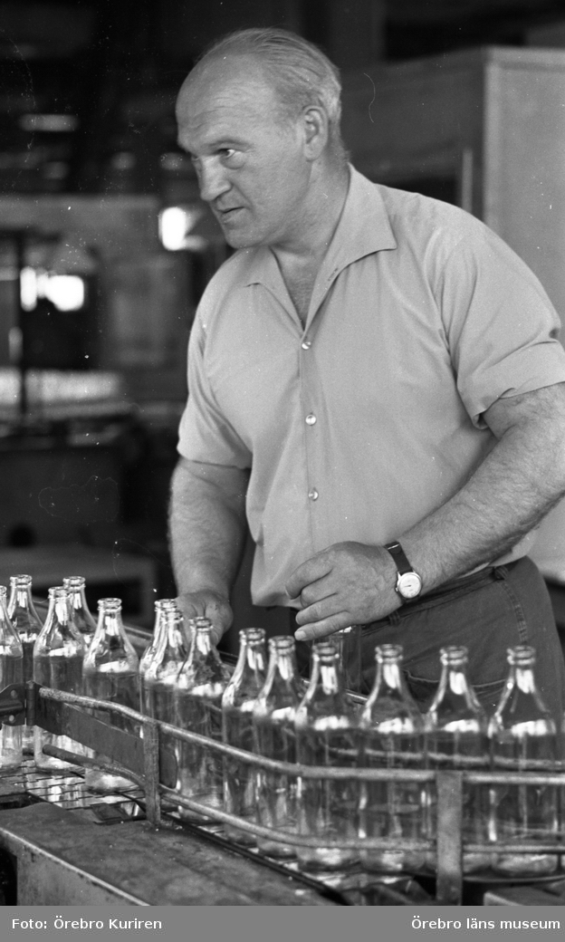 PLM, Hammars glasbruk, 8 juli 1969. 
På bilden glasbruksarbetaren Holger Brant. Han bodde i Hammar och på fritiden var han skomakare.