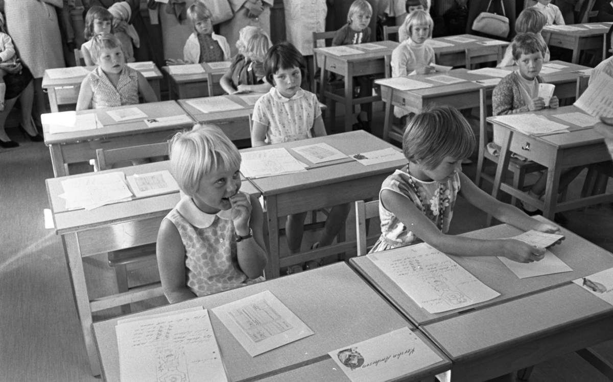 Skolan börjar, 26 augusti 1965.
Wivalliusskolan, skolelever i klassrum vid skolstart. Kerstin Andersson (första raden till vänster).