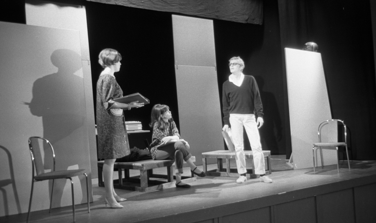 Orubricerat 2 mars 1966

Tre skådespelare: två kvinnor och en man agerar på en scen.