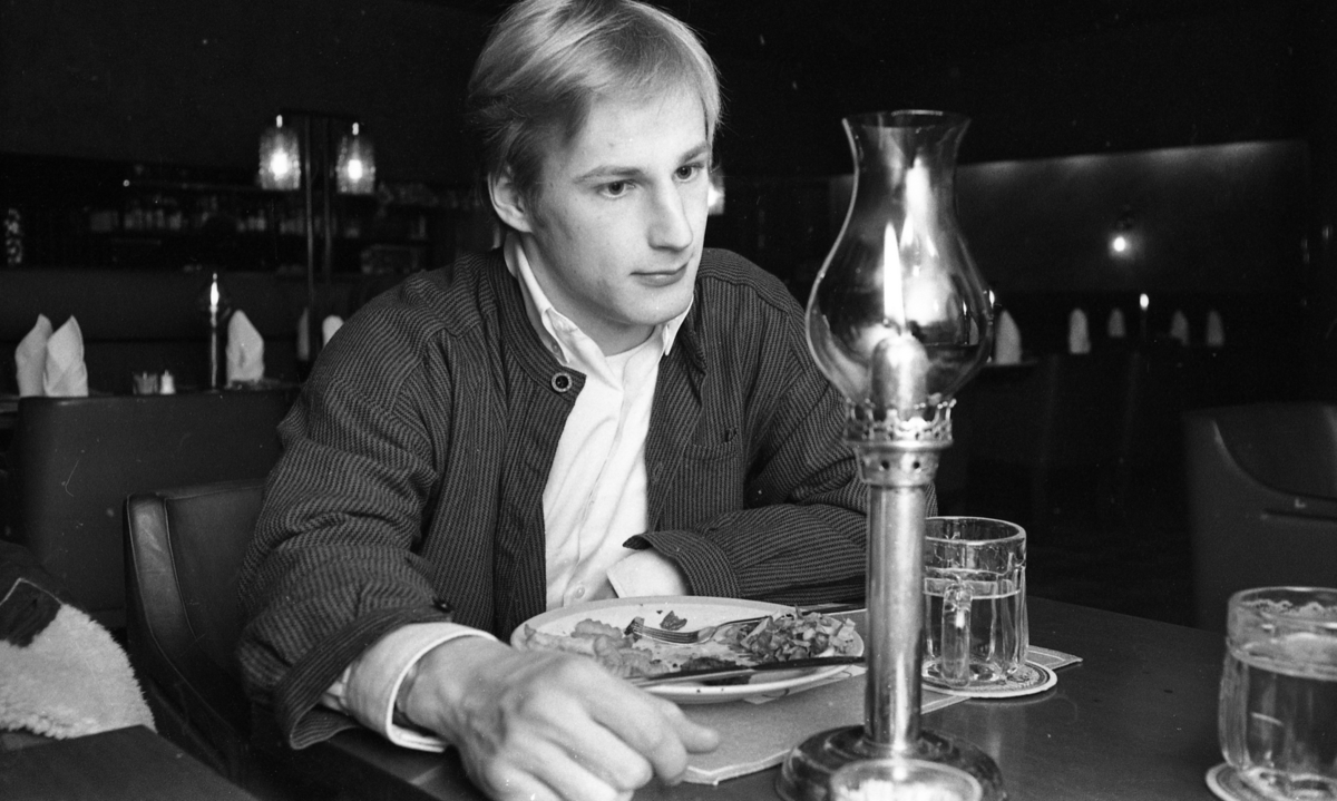 Gossen Ek, Studentpräst, Läsklinik 18 jan 1968 

Dansaren Niklas Ek sitter på en restaurang.