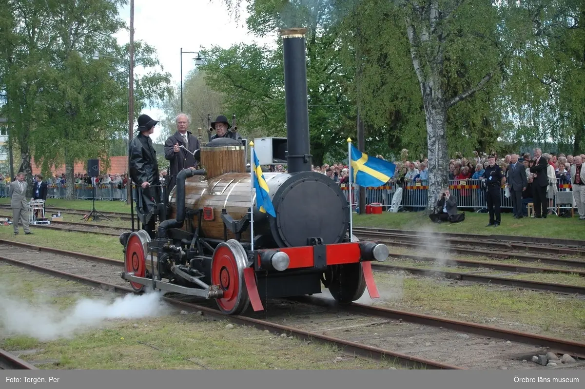 Den 5 juni 2006 firades järnvägens 150-årsjubileum med pompa och ståt i Nora. Kung Carl XVI Gustaf anlände med ett bolmande ånglok tillsammans med 200 inbjudna gäster till Nora station.
Ångloket Förstlingen.