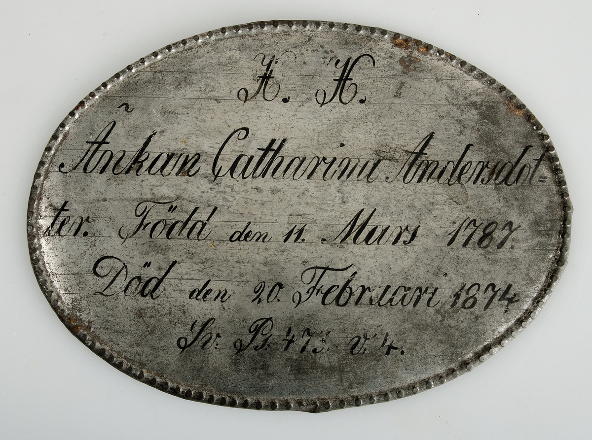 Likkistplåt med svart text: H.H. Änkan Catharina Andersdotter. Född den 11. Mars 1787. Död den 20. Februari 1874. Sv: Ps: 473 v: 4.


