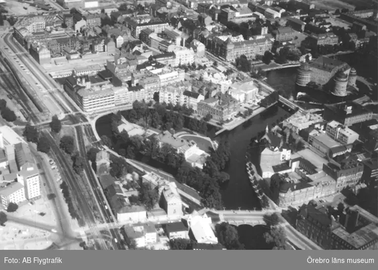 Flygfoto över Örebro, slottet, Nerikes Allehanda, Trefaldighetskyrkan, m.m.