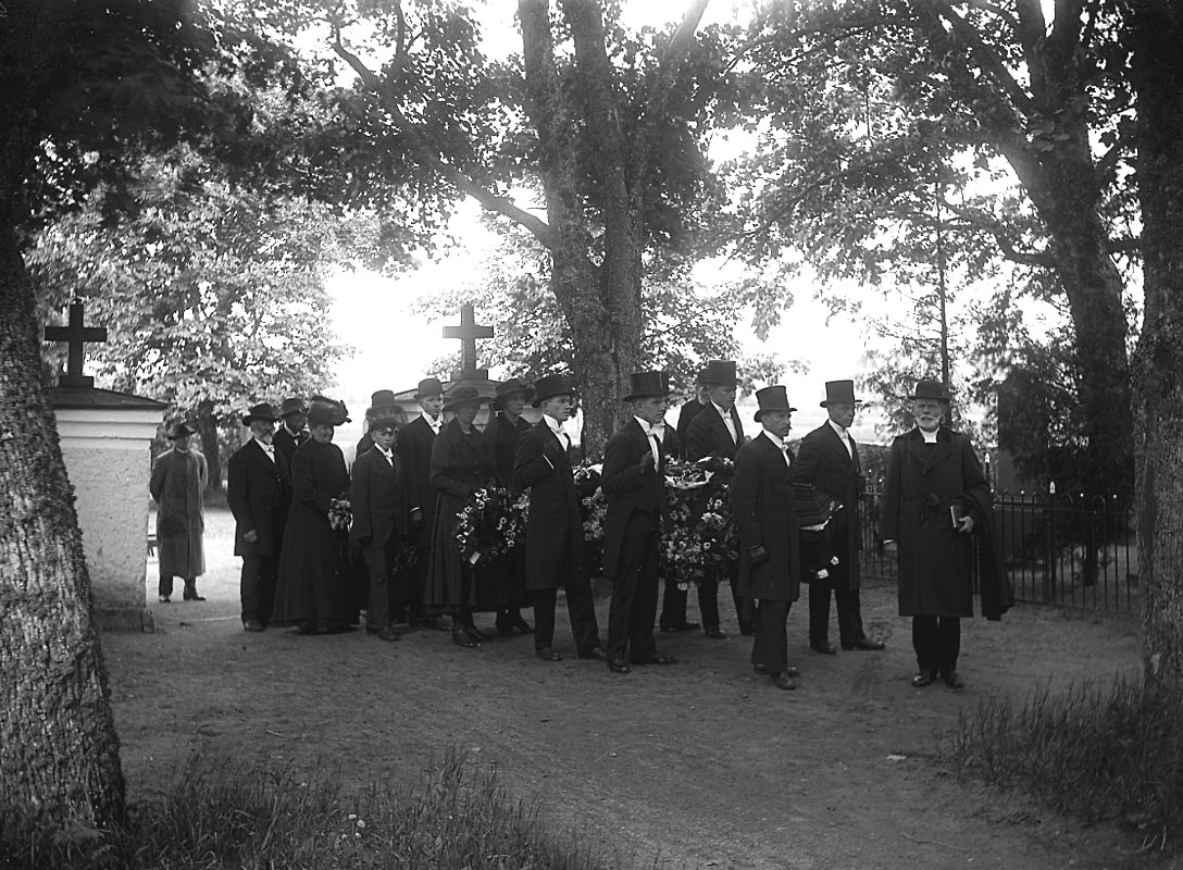 Begravningståg utanför Svennevads kyrka med prosten Pettersson ( första från höger).