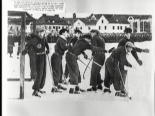 Ö:S.K.-försvaret i arbete. Fr.v. målvakt Gellert, Karlsson, Olsson, Östling som håller bollen på ryggen, Johansson, Lindström, Eriksson.