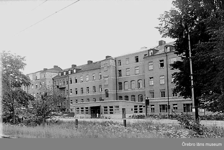 Järnväg. Örebro läns lasarett, sjukhusbyggnad. - Örebro läns museum ...