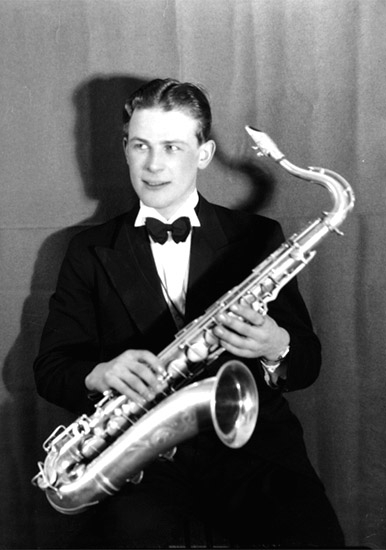 En man med musikinstrument (Saxofon).
Åke Lindh. Han har spelat i Whispering Band.