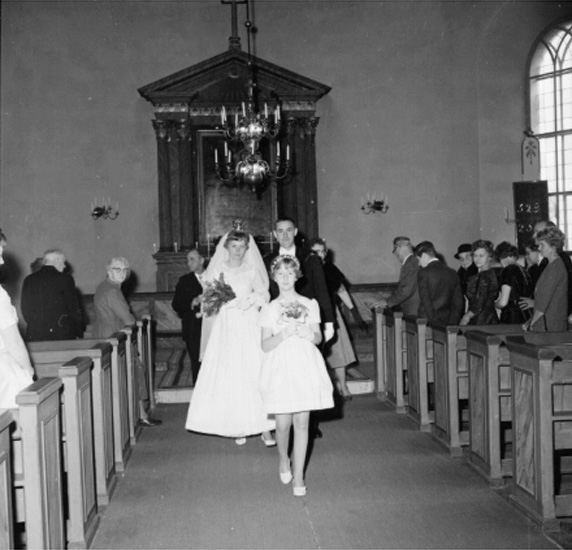 Interiör av Stora Mellösa kyrka, brudpar och bröllopsgäster.
Ragges bröllop.