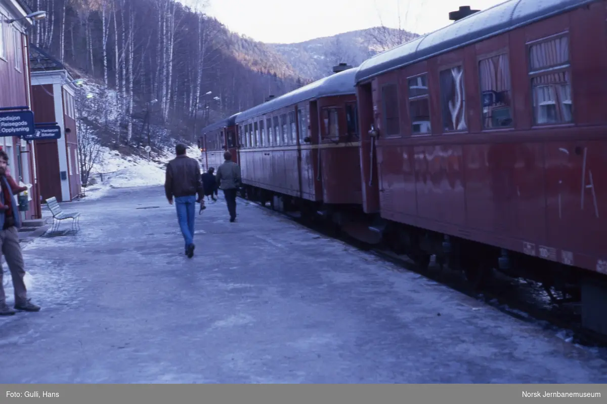 Nest siste persontog på Numedalsbanen 31. desember 1988 på Rødberg stasjon