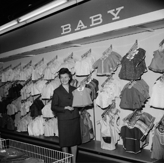 Konsum Domus, affärsinteriör, babykläder, en kvinna.