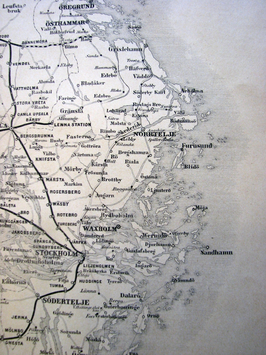 Postkarta över Sverige, utgiven 15 april 1877. Kartan visar södra Sverige. Tillverkad i papper, uppfordrat på väv.