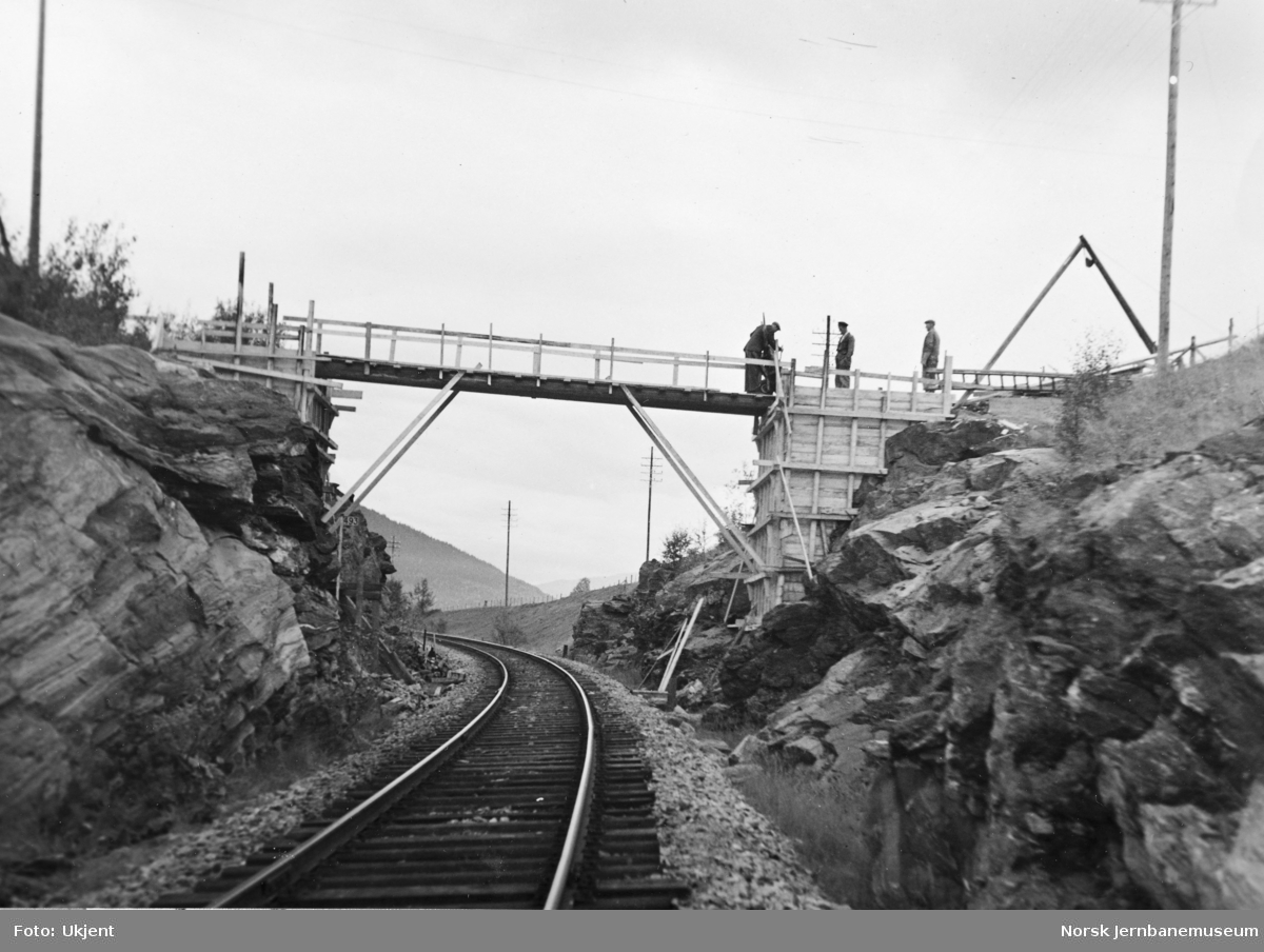 Jernbaneanlegget Mosjøen-Mo i Rana : bygging av vegovergang ved Hauknes, pel 8742+9,5