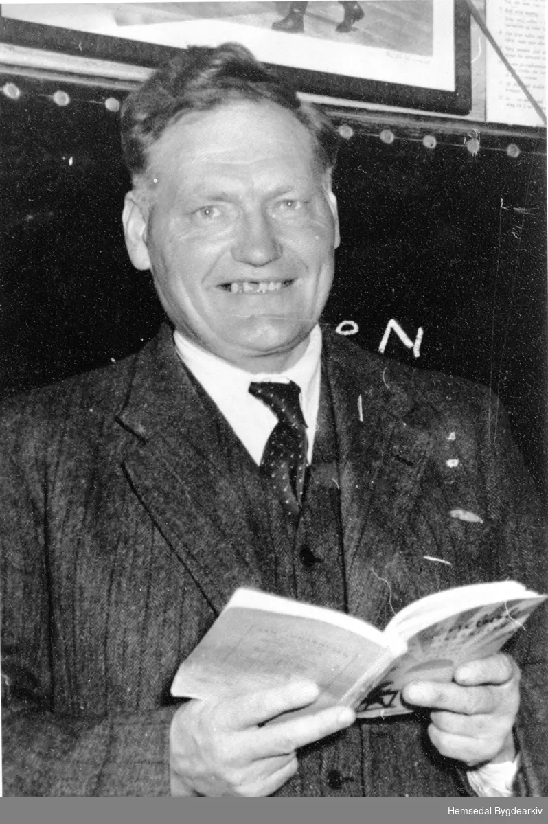 Jon Jodokk, fødd 1903. Han var fyrst lærar ved framhaldsskulen på Trøym i Hemsedal, seinare ved Løken skule/Ulsåk skule
