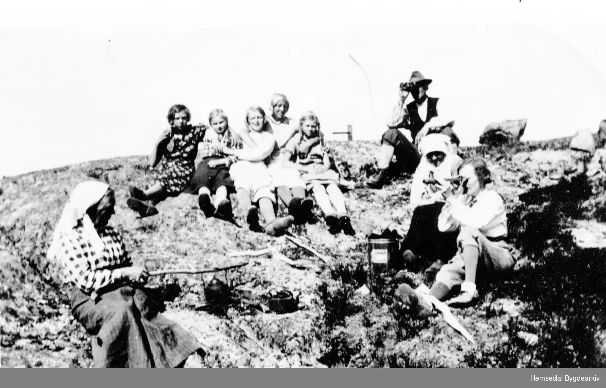 På fjellet mot Fagerdalen 1938-1939.
Frå venstre: Ingebjørg Møllerplass, Magnhild Flaget, Anne Bråten, MAria Holde, Birgit Flaget, Anna Bråten (Snikkerbrøta), mannen er ukjend, Karoline Holde og ukjend bydame.