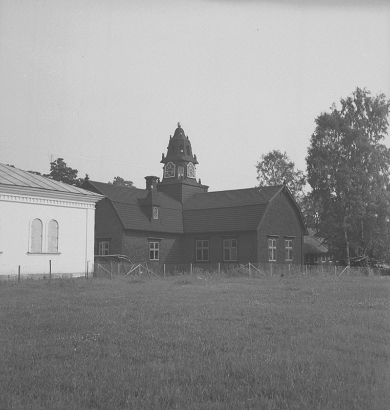 Kopparberg, baksidan på Tingshuset på Gruvstugutorget. Den vita byggnaden till vänster är arkivet.

14 juli 1953.