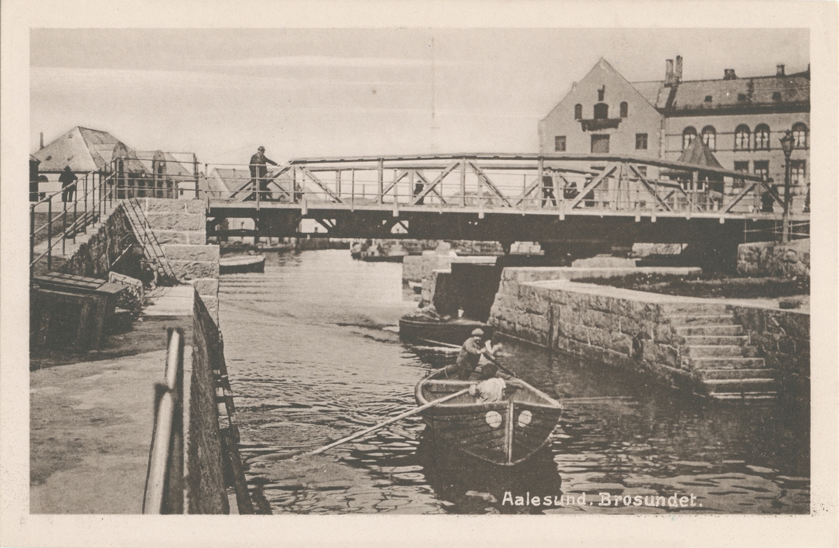 Prospektkort av Brosundet i Ålesund med den gamle broa.