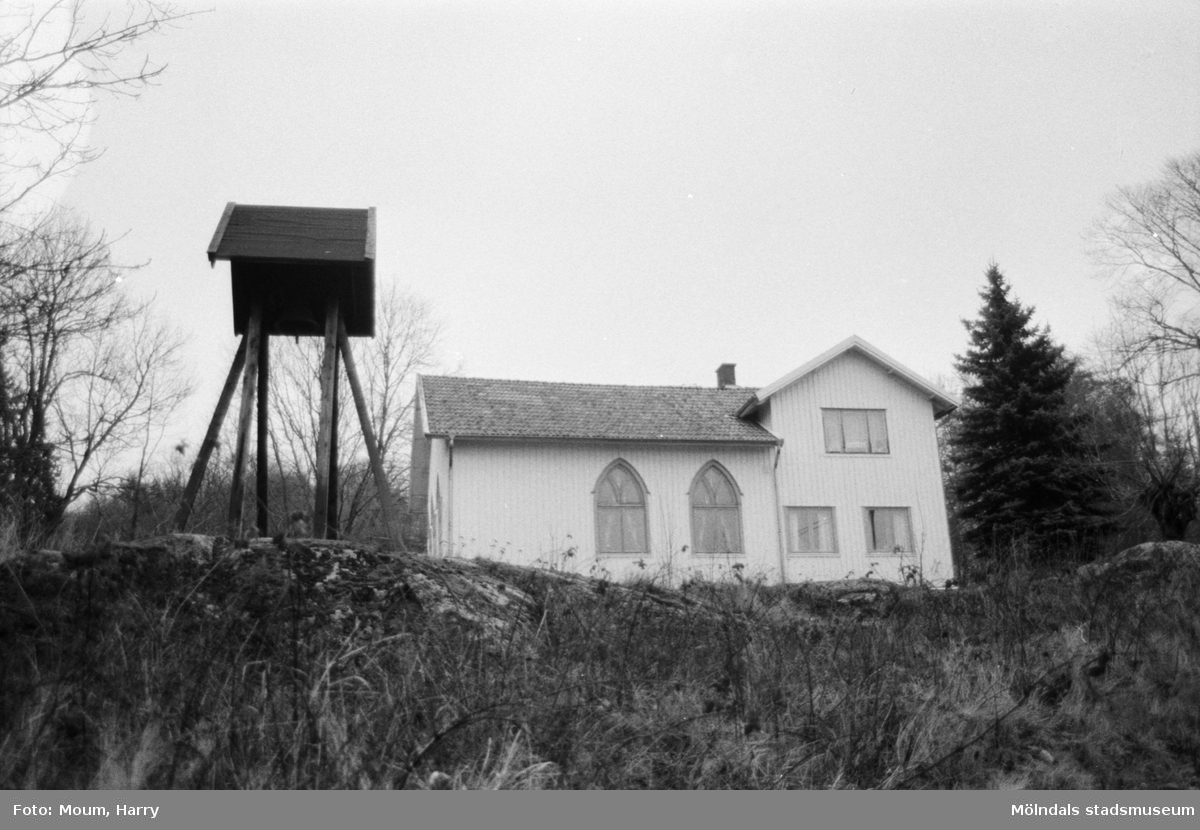 Greggered kapell i Lindome, år 1983. Exteriören.

För mer information om bilden se under tilläggsinformation.