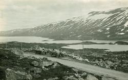 Album fra 1918-1934, "Snebrøyting." Geirangervegen 1925.