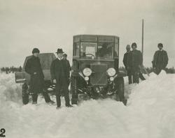 Postomnibuss med meier på framhjul 1925
