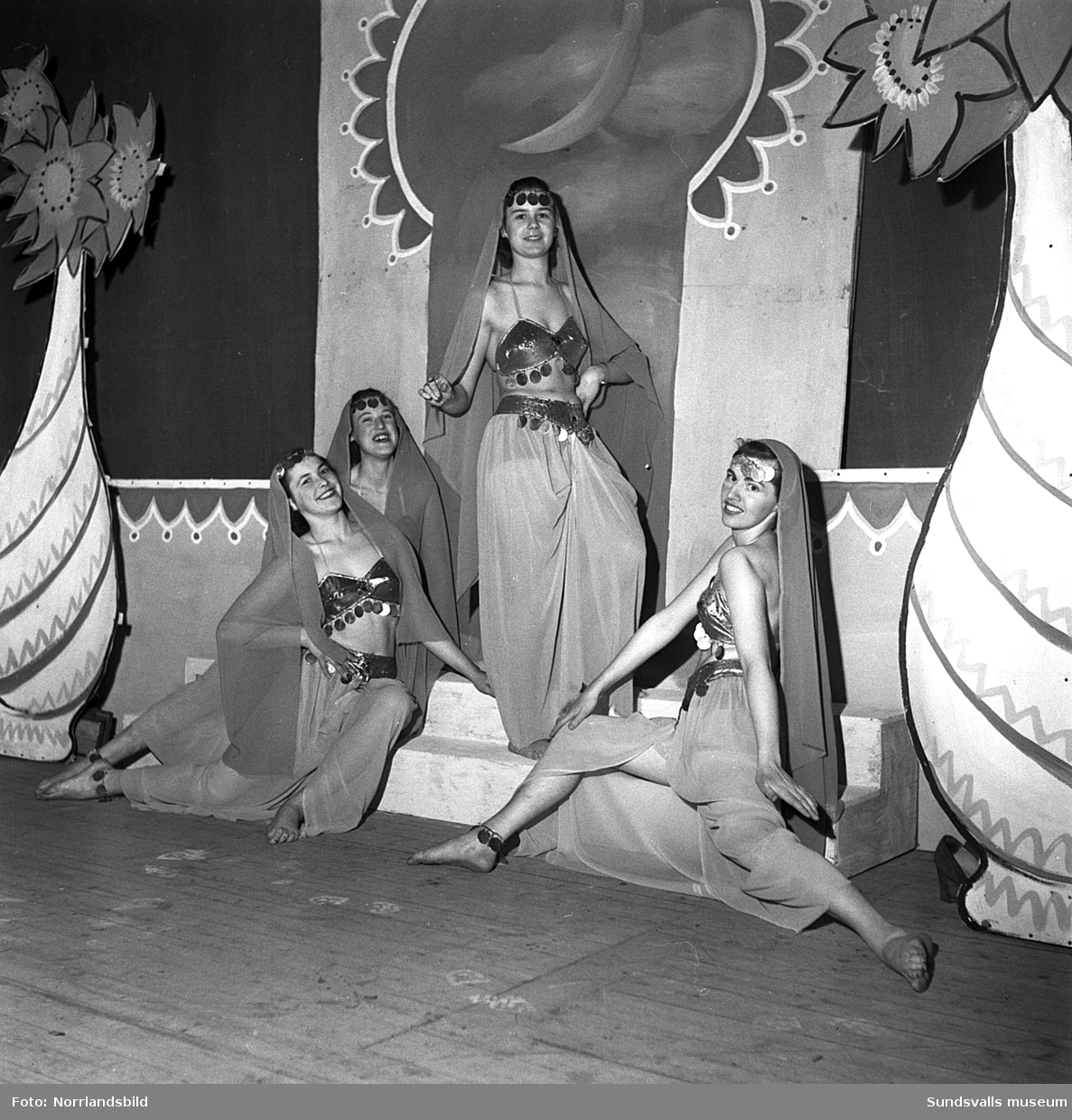 Elis Ågrens nyårsrevy 1949, "Pang i fjället". Bildserien är från den sjunde föreställningen i slutet av januari 1950 och balettscenen på bilderna 8-10 medverkar Kerstin Lindgren, Ulla Norberg, Eivor Bergfeldt och Gun Sandström.