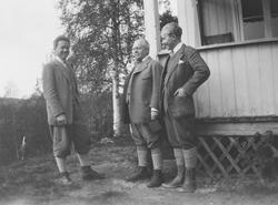 Tre menn; Christian Pierre samt sønnene Haaken og Iacob, stå