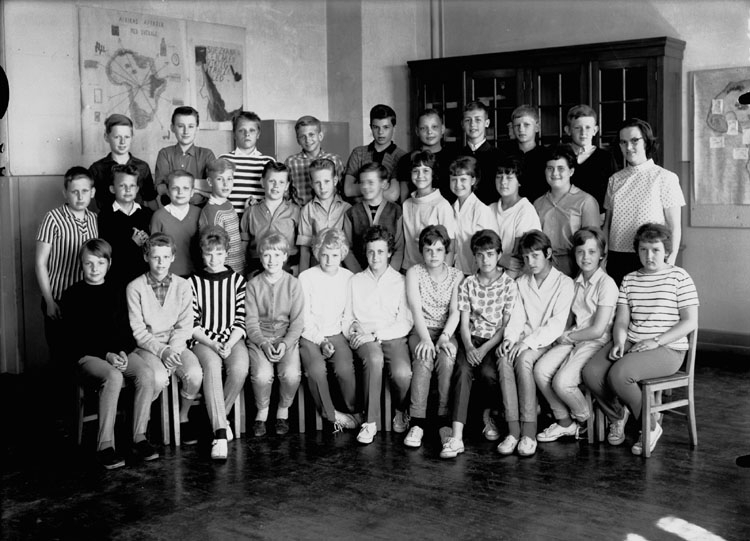 Olaus Petriskolan, klassrumsinteriör, 31 skolbarn med lärarinna fru Margareta Hjälmarsson.
Klass 6Ac, sal 26.