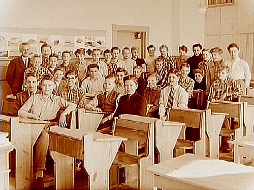 Almby Södra skola, klassrumsinteriör, 31 pojkar med överlärare Albert Johansson, klass 8E, sal 2.