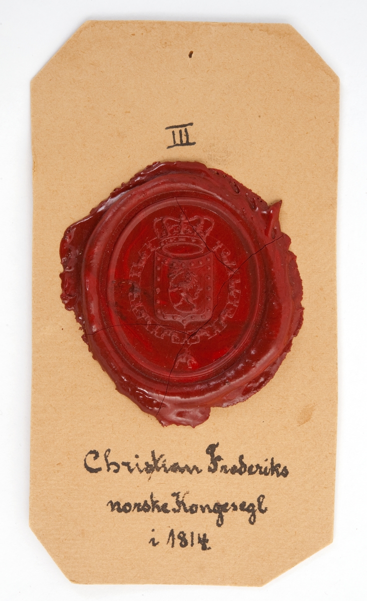 Tre avtrykk av Christian Frederiks norske kongesegl i 1814, i rød lakk på papp.