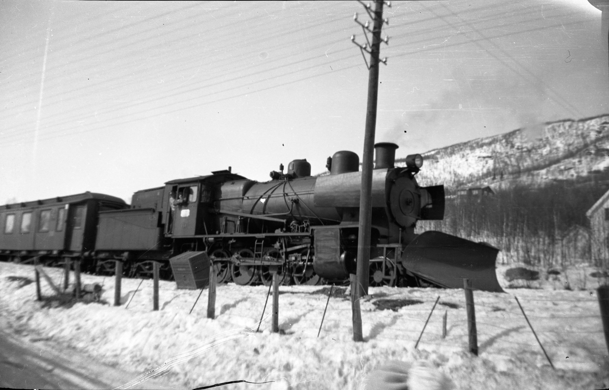 Påsketog fra Bergen på Geilo stasjon, trukket av damplokomotiv type 28b nr. 151.