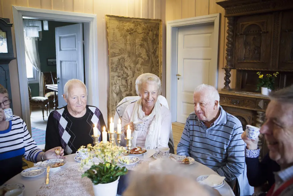 Kafégjestene koser seg i spisestuen på Huseby.