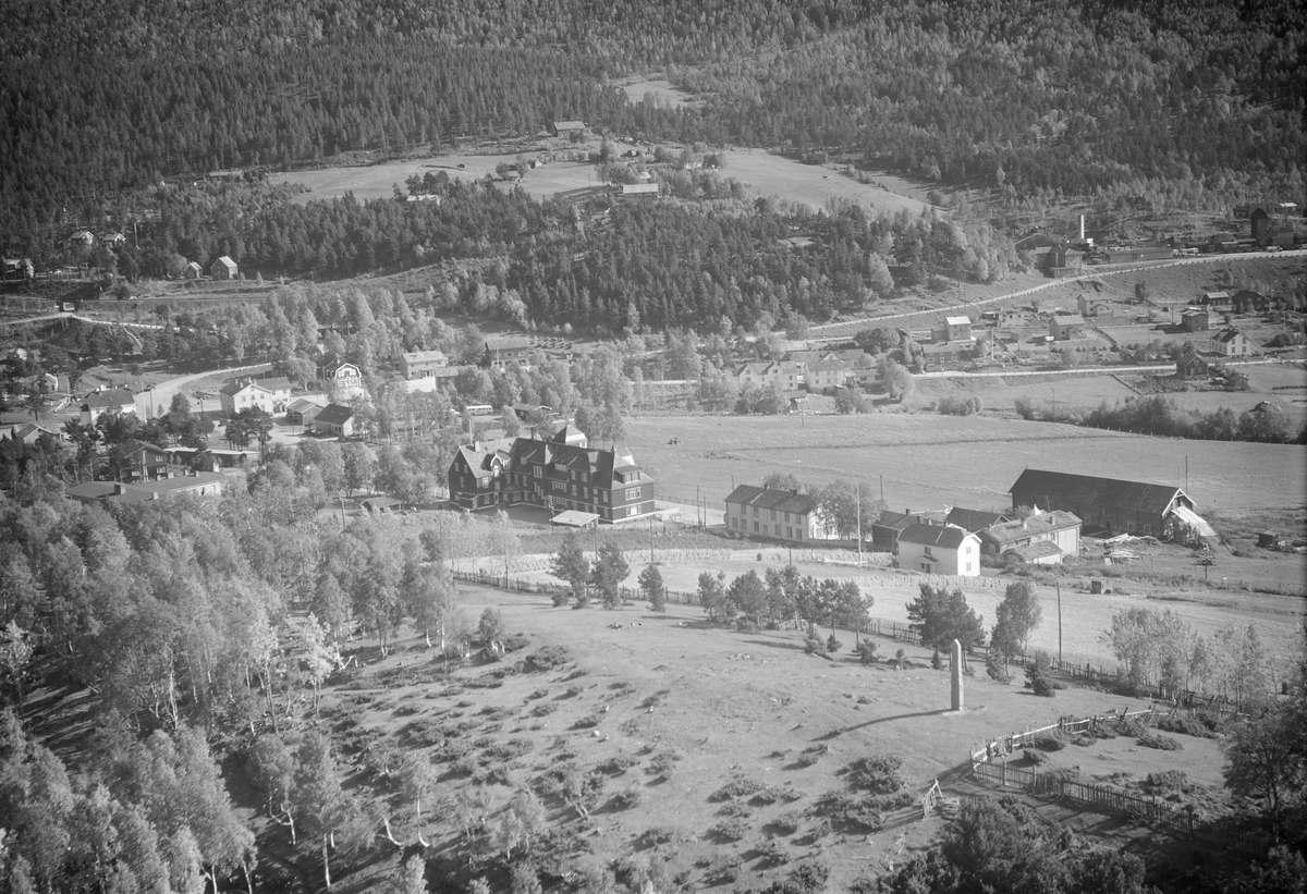 Dombås, Dovre, 15.09.1953, Dombås Turisthotell, fotografi tatt fra baksida av hotellet, bautastein, gårdsbruk, bolighus, jordbruk, veier, blandingsskog