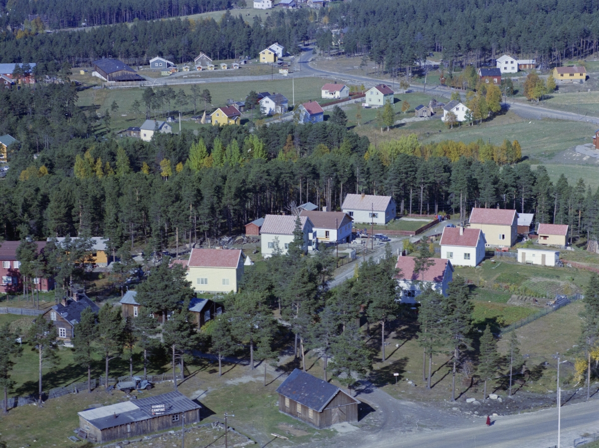 Flyfoto, bebyggelse med gårdsbruket Midtskog med campinghytter bak til venstre og boligfelt i forgrunn, Dombås
