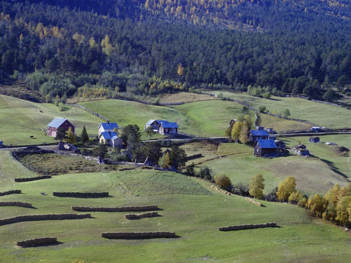 Flyfoto,landskap med gårsdbruk Bjørngren også nevnt som Justlykkja, Dombås.