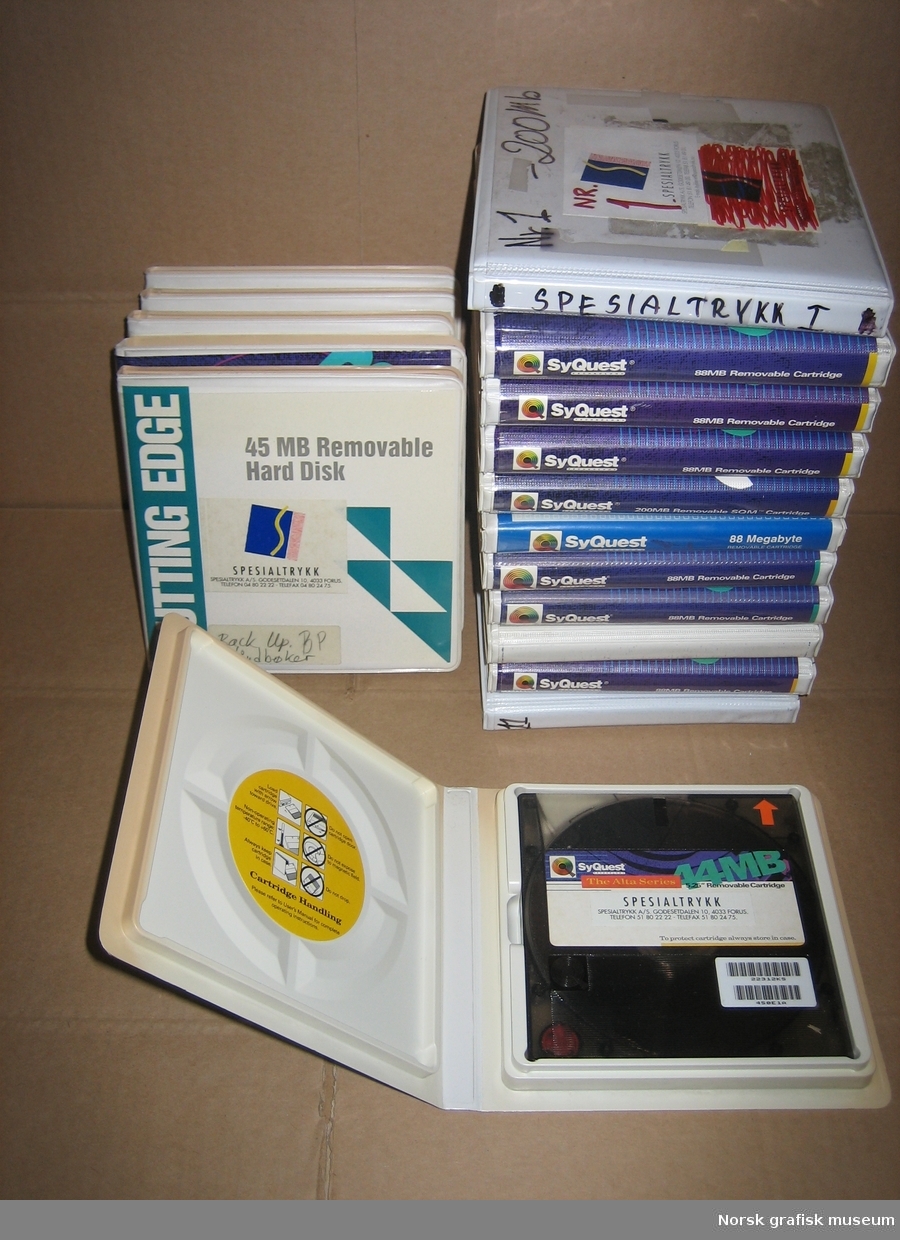 17 stk. harddisker i plastetui. SyQuest Removable Cartridge, flyttbare harddisker i ulike MB-størrelser. 
Merket med nr. 1-11 og Illustrasjoner A - B - C - D.
+ 1 stk. uten merking - ser ubrukt ut.
+ 1 stk. merket "Backup BP Håndbøker".