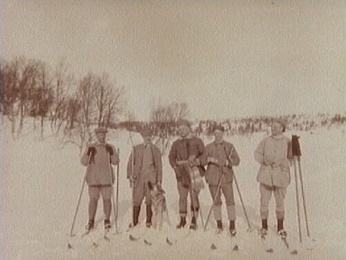 Mars 1920. Fem män på skidutflykt