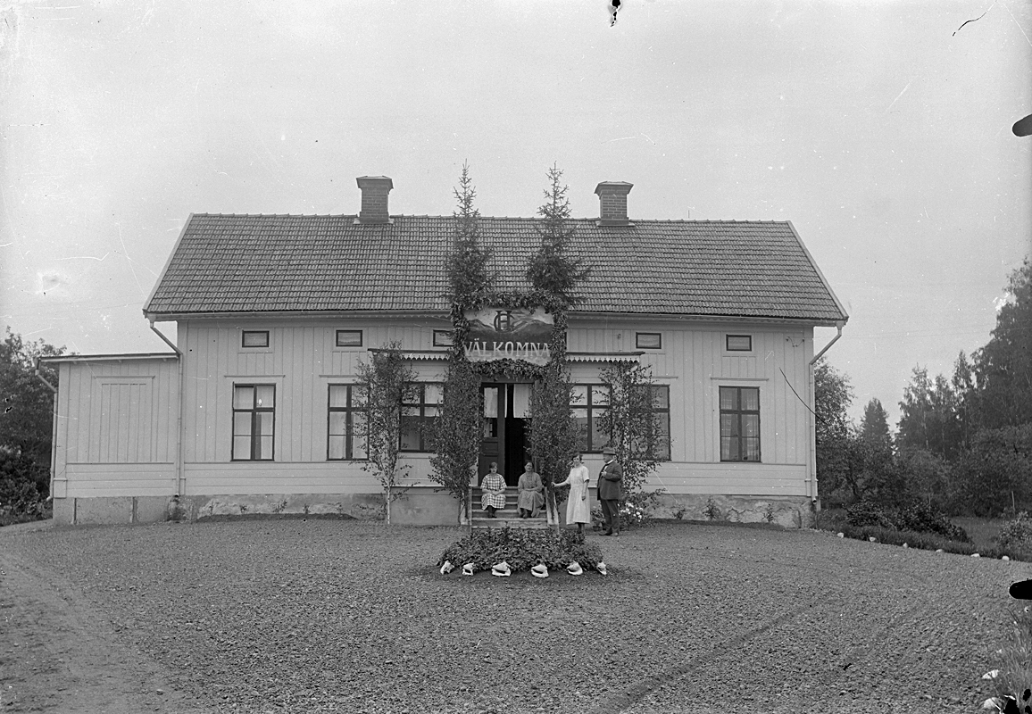 Sällinge Säteri, bostadshus, familjegrupp fyra personer framför huset.
Se även bild 2008:35:1.