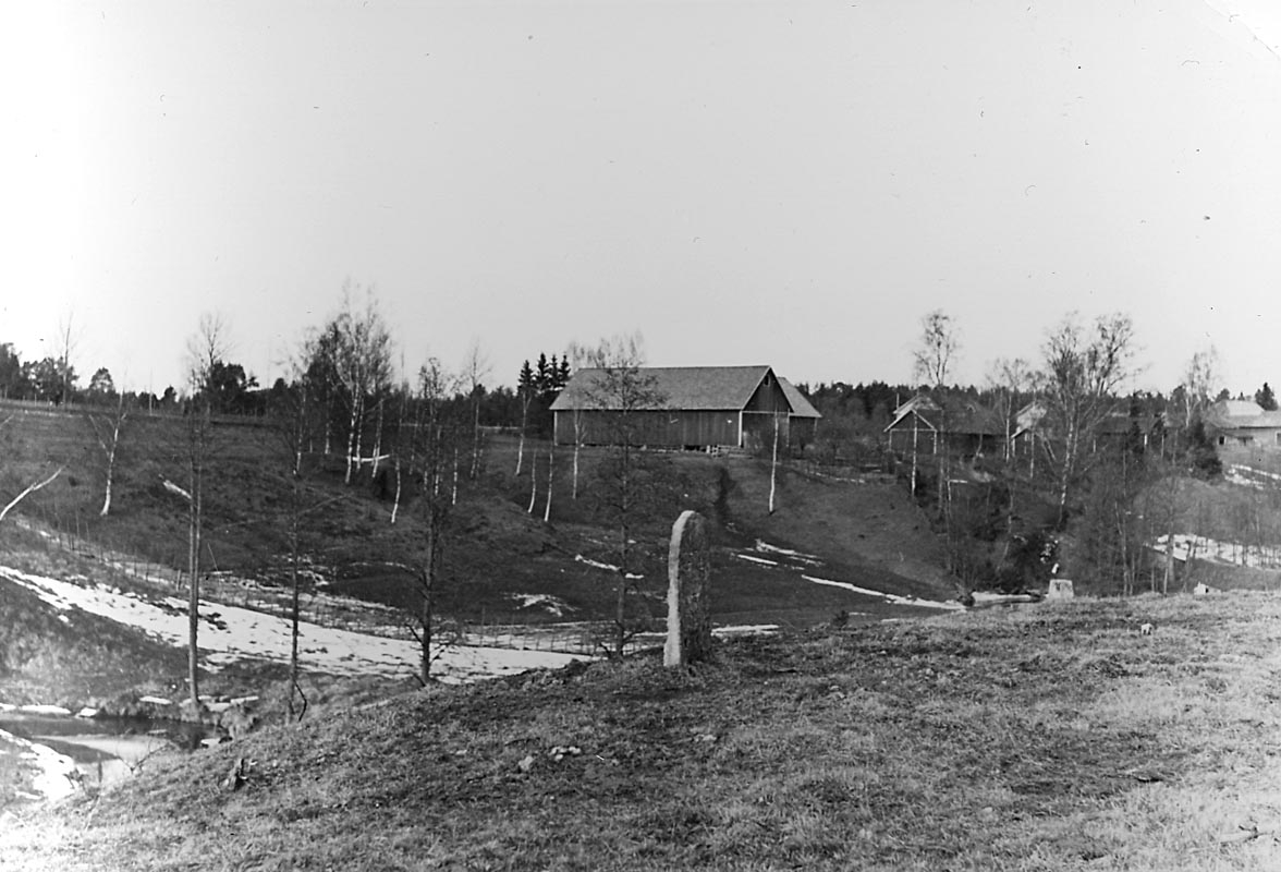 Gränssten  öster om Hovaån, ca 200 meter söder om Värpet.
10 mars 1945.
