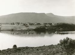 Del av Fiskarstranda, med industri og bosetning sett fra øya