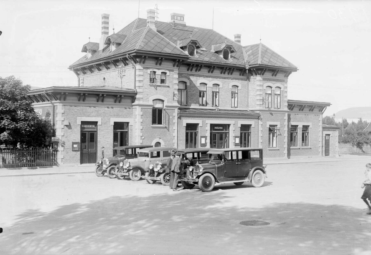 Lillehammer jernbanestasjon med drosjer 1930. Hest med vogn.
