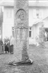 Vonheim folkehøgskule i Follebu. Bauta over Chr. Bruun.