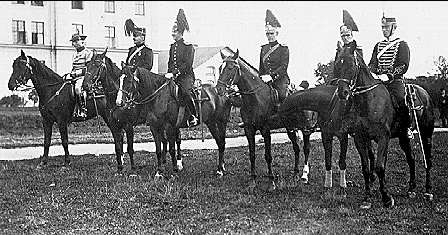 Kavalleriskolan 1908-09 samt tävlingar 1911-14.   
Eklund, Pettersson, von Essen, Bergström, Hellgren, von Segebladen standarförare. Civilmilitärerna.