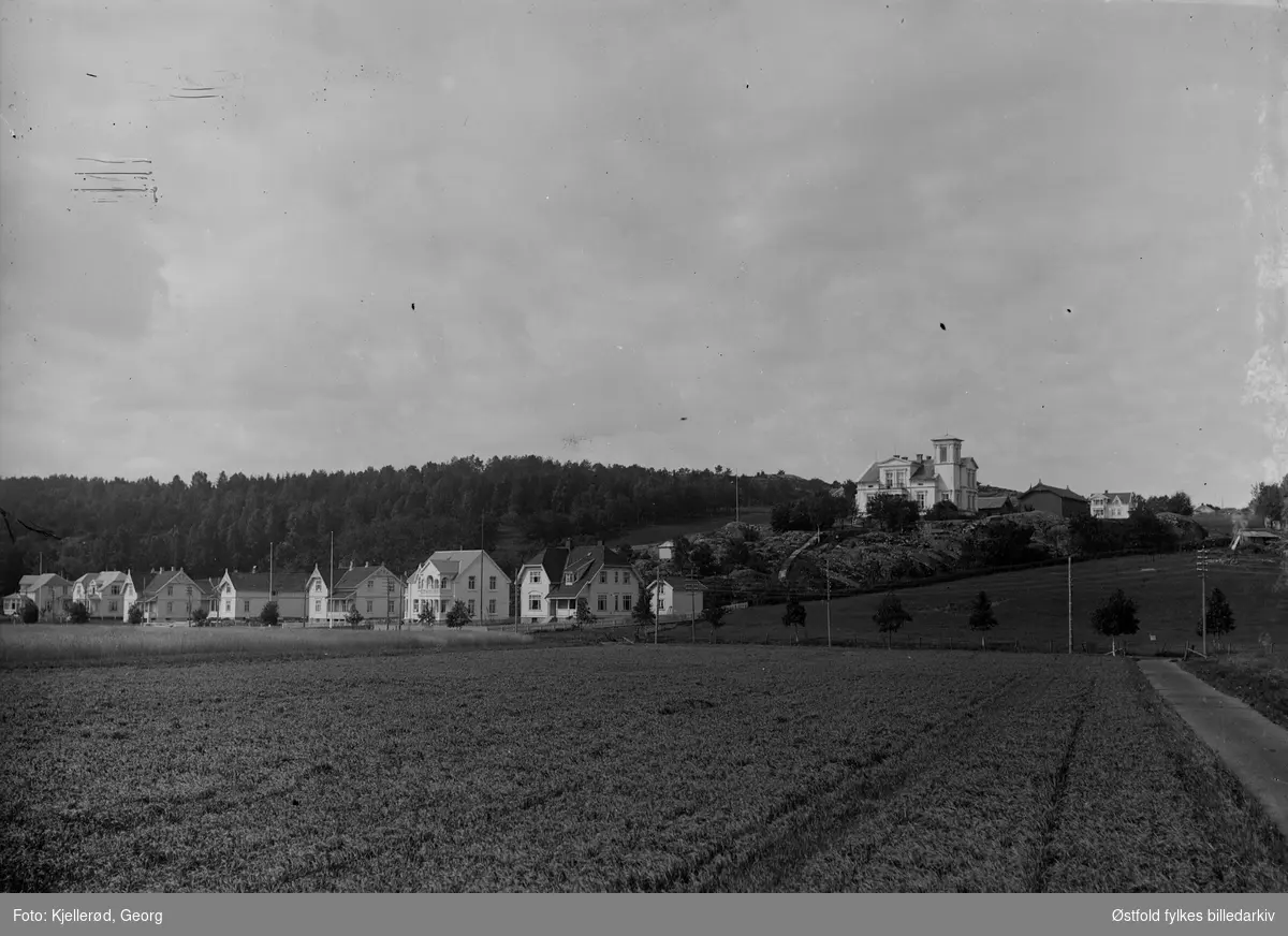 Bebyggelse i Sandefjord 1909.
Katrineborg/Brydeslottet oppe til høyre i midten. Husene fra midten og ut mot venstre kant er nok i det som idag er "gamle" Hystadveien. Området i forgrunn er Hjerntæs. Ranvikskogen i bakgrunn