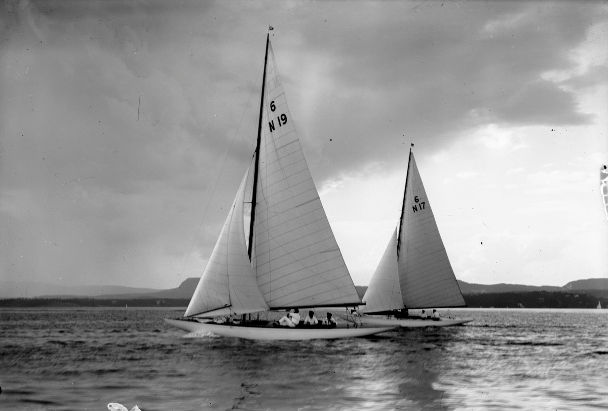 Seilbåter i regatta. 'Flaks' (6 N 19) og 'Oslo' (6 N 17) i Kongens serieseilaser august 1925.
