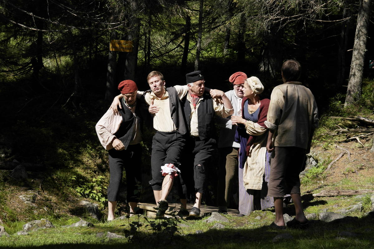 Et teaterstykke med mennesker kledd i roller (Foto/Photo)